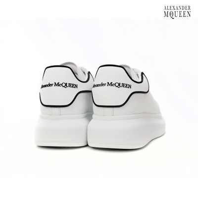 Ténis brancos Alexander McQueen vistos de trás com logo preta e solado grosso