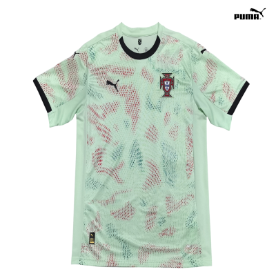 Camisola de futebol verde claro da seleção de Portugal com padrão colorido e logótipos Puma e Federação Portuguesa de Futebol.