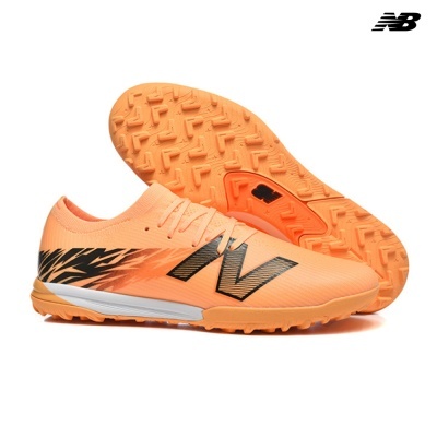 Ténis desportivos cor de laranja com sola antiderrapante e detalhes em preto e branco