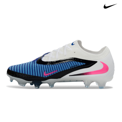 Chuteira de futebol Nike azul, branca, preta e rosa com cravos na sola.