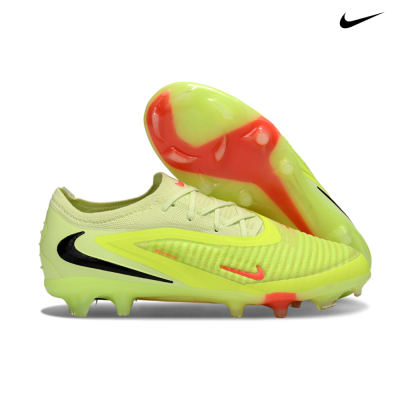 Chuteiras de futebol Nike amarelas com sola vermelha e detalhes pretos