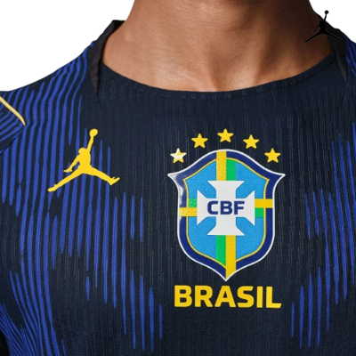 Camisola azul escura de futebol com emblema CBF e símbolo Jordan amarelo