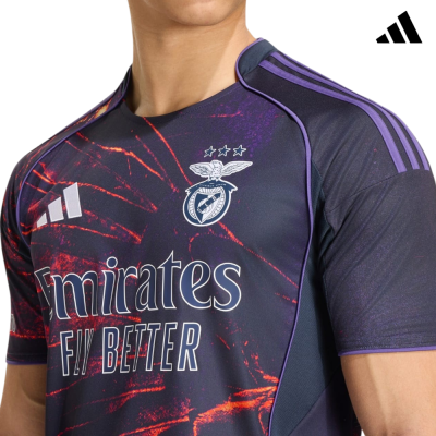 Camisola de futebol Adidas azul escuro com detalhes laranja e logótipos S.L.B. e Emirates