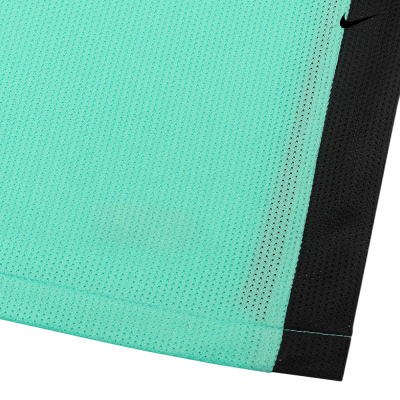 Detalhe de tecido azul turquesa e preto com logo Nike