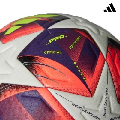 Bola de futebol oficial com padrão geométrico colorido e texto visível