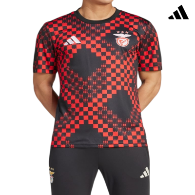 T-shirt desportiva vermelha e preta com padrão quadriculado e logótipos adidas e Benfica