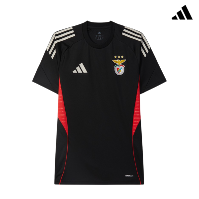 Camisola de futebol preta Adidas com detalhes vermelhos e emblema do Benfica