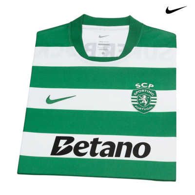 Camisola de futebol verde e branca do Sporting com logótipo Nike e emblema SCP.