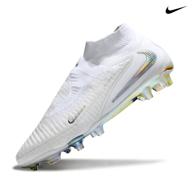Chuteira branca de futebol Nike com sola iridescente e cano elástico