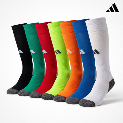 Sete meias desportivas Adidas coloridas alinhadas