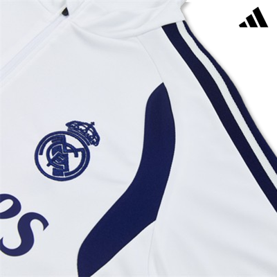 Camisola branca com emblema do Real Madrid e detalhes azul escuro da Adidas