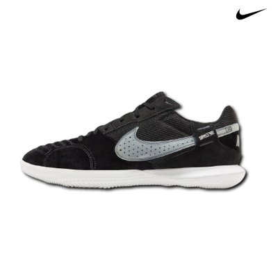 Ténis Nike pretos e cinza com sola branca em fundo branco