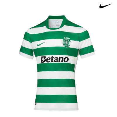 T-shirt do Sporting Clube de Portugal com riscas verdes e brancas e logotipos
