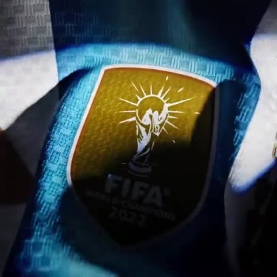 Camisola de futebol da Argentina com detalhes dourados, logo FIFA 2022 e número 10.