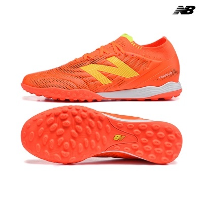 Ténis desportivos New Balance laranja com detalhes amarelos e sola texturizada.