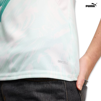 T-shirt branca com padrão azul claro DRYCELL e jeans escuros