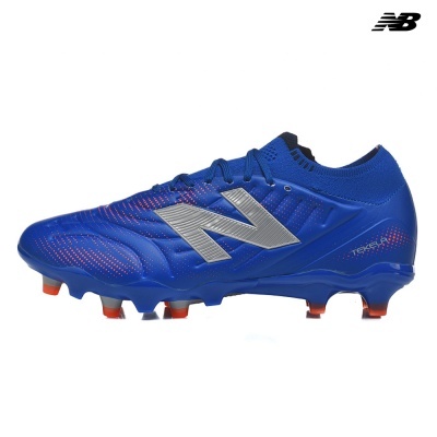 Chuteira de futebol azul New Balance com detalhes em cinzento e laranja e sola com travas