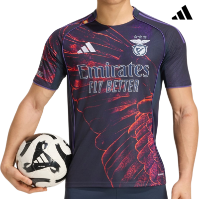 T-shirt desportiva azul escura com padrão vermelho e roxo e logótipos adidas e Benfica com texto Emirates FLY BETTER.