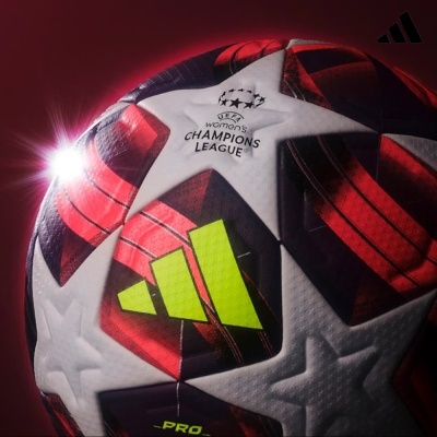 Bola de futebol UEFA Womens Champions League com padrão em vermelho, preto, branco e amarelo.