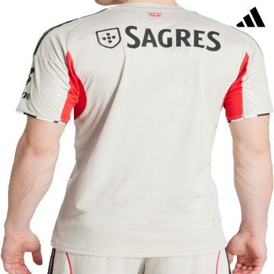 Camisa desportiva branca vermelha e preta com logo SAGRES vista pelas costas