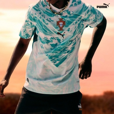 T-shirt desportiva branca com padrão azul turquesa e emblema Portugal ao centro