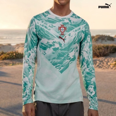 T-shirt de manga comprida verde e branca com logótipo Puma e emblema da Federação Portuguesa de Futebol