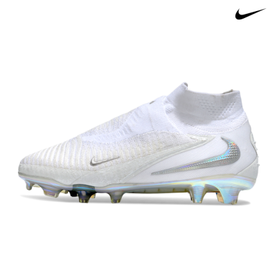 Chuteira de futebol Nike branca com solado iridescente e logotipo prateado