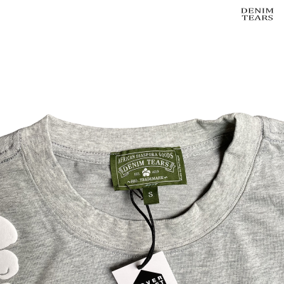 Gola de t-shirt cinzenta com etiqueta verde e etiqueta pendurada