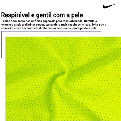 Tecido amarelo respirável com pequenos orifícios e texto descritivo em português da Nike