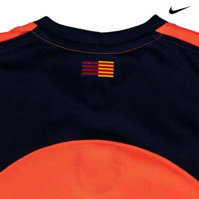 Roupa desportiva preta com detalhes laranja e símbolo colorido na parte superior