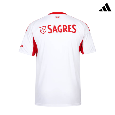 Camisola de futebol branca e vermelha com o texto SAGRES nas costas