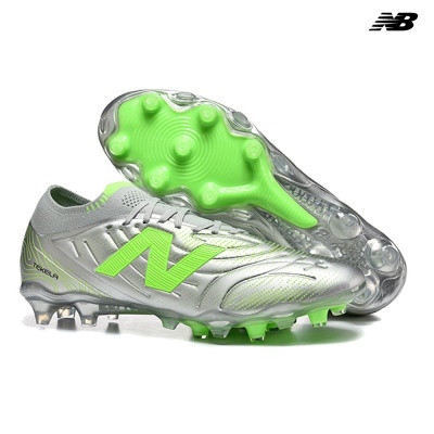Chuteiras New Balance cinza prateado e verde fluorescente com sola transparente