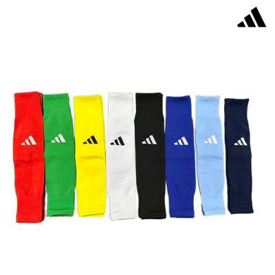 Oito pares de meias longas coloridas com o logótipo Adidas.