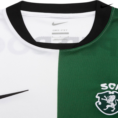 Camisola Nike branca e verde com gola preta, logotipo Nike e emblema com leão e texto SCP