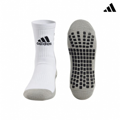 Par de meias Adidas brancas com sola antiderrapante cinza e preta.