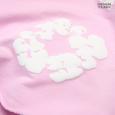 Tecido rosa com padrão branco e logotipo DENIM TEARS