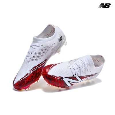 Par de chuteiras New Balance brancas com detalhes vermelhos e pretos e solado com travas