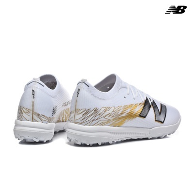 Sapatilhas brancas desportivas com detalhes dourados e pretos em fundo branco