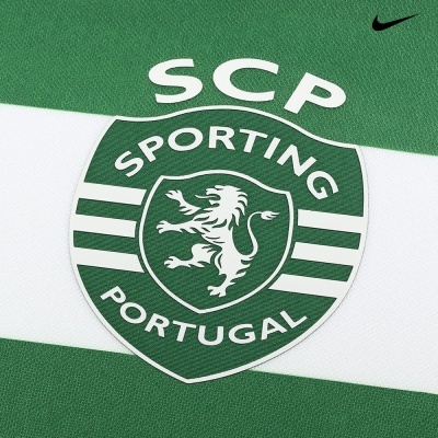 Emblema bordado do Sporting Portugal em tecido verde com listras brancas e logotipo Nike
