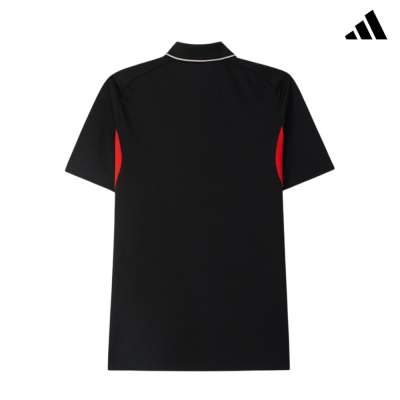 Camisola polo preta com detalhes vermelhos e gola com linha branca