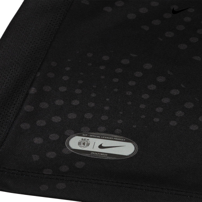 tecido desportivo preto com padrão de pontos e etiqueta oficial Sporting CP e Nike