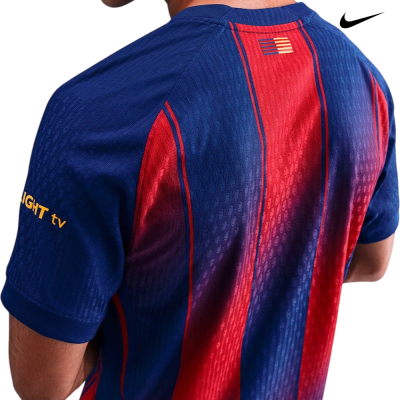 Camisola desportiva azul e vermelha com logo Nike e texto amarelo na manga