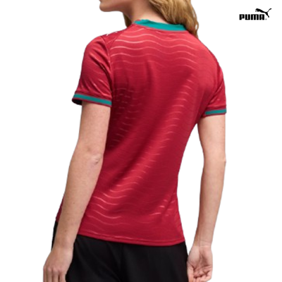 T-shirt desportiva vermelha com gola e punhos verdes vista de costas