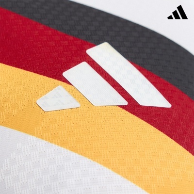 Tecido colorido com padrões e logótipo adidas