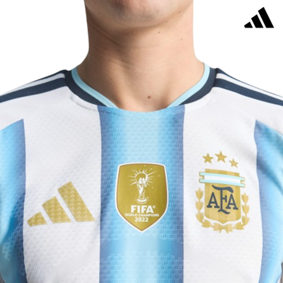 Camisola de futebol azul claro e branco da Argentina com emblemas dourados.