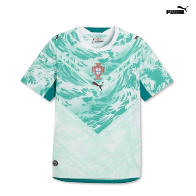 Camisola verde água e branca com emblema de Portugal e logo Puma