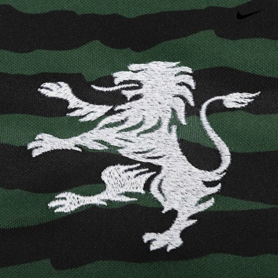Tecido riscado verde e preto com leão branco bordado e logótipo Nike