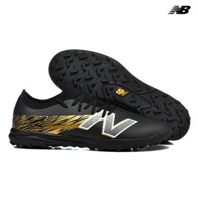 chuteiras New Balance pretas com detalhes dourados e brancos para futebol