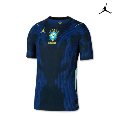 T-shirt desportiva azul escura da seleção do Brasil com logótipos e padrão