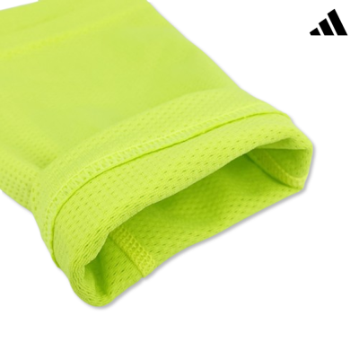 Manga verde fluorescente em tecido perfurado com logótipo Adidas
